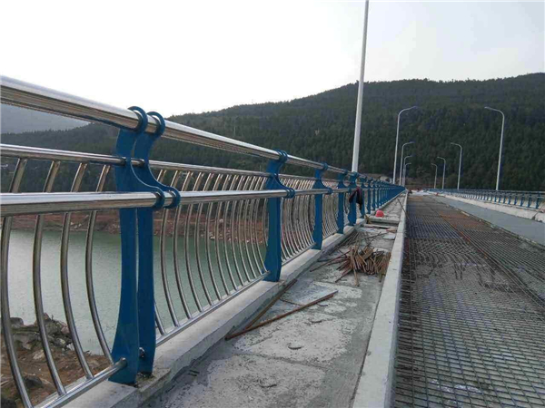昌都不锈钢桥梁护栏的特点及其在桥梁安全中的重要作用
