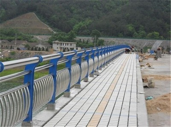 昌都不锈钢桥梁护栏的特性及其在现代建筑中的应用